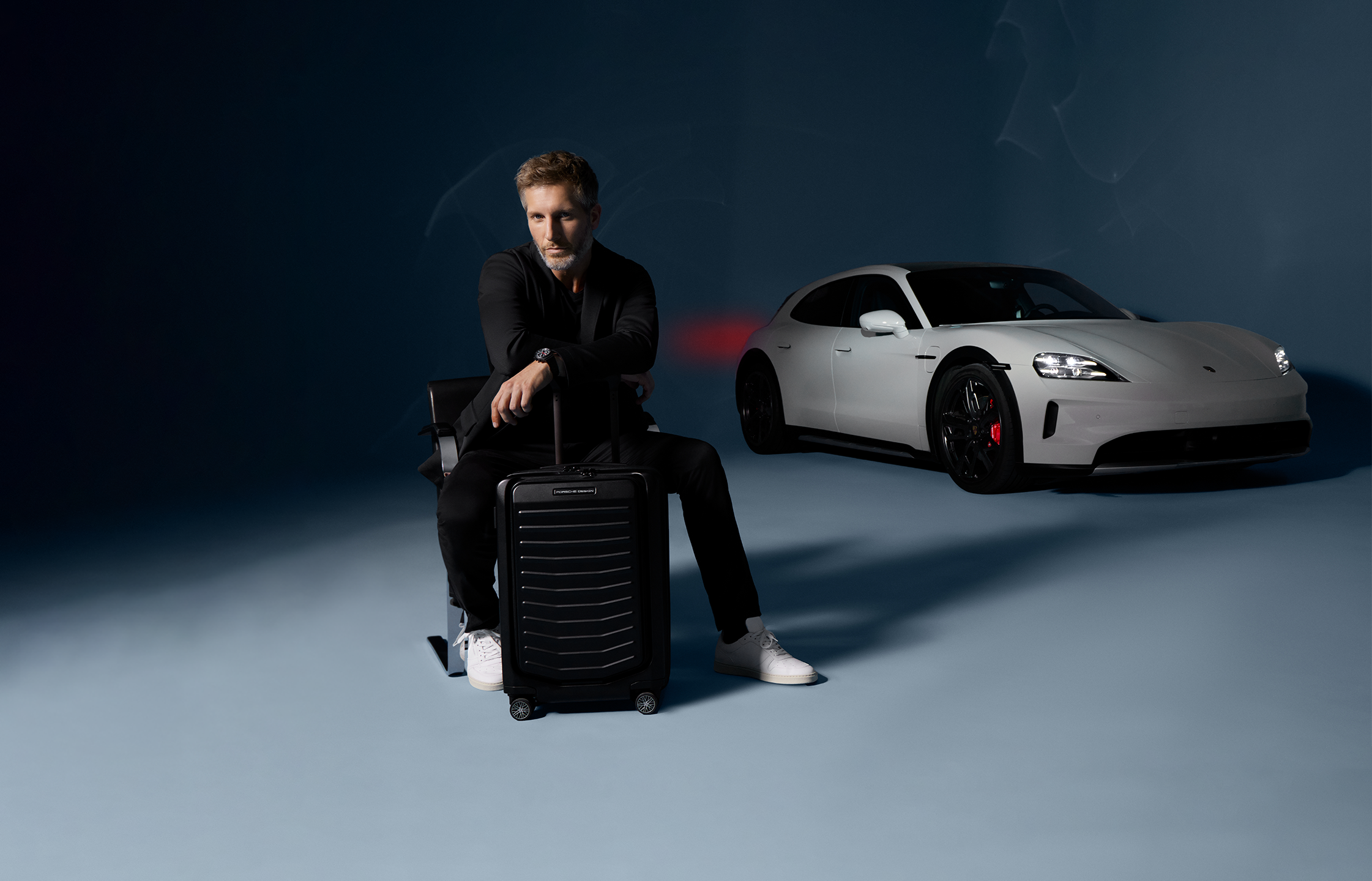 Shows Picture of man-with-hardcase-trolley-porsche-Taycan4S-Cross-Turismo.png
