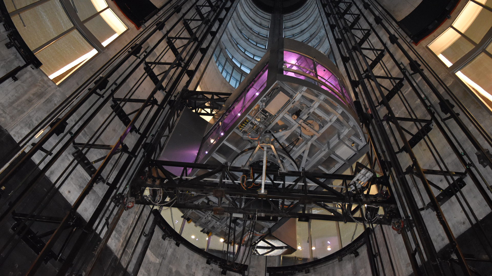 Shows Picture of 210828_Content_Slider_Miami_1920x1080_02.jpg