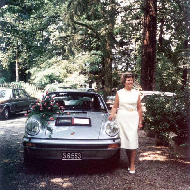 Shows Picture of 70-jähriger Geburtstag von Louise Piëch (geb. Porsche) in Dellach am Wörthersee, August 1974. Als Geschenk wird ihr (2).jpg